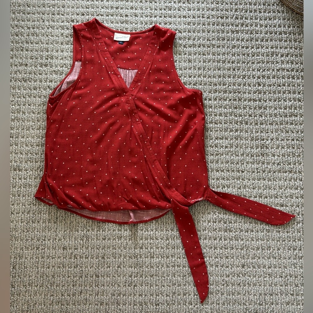 Sleeveless permanent wrap top.